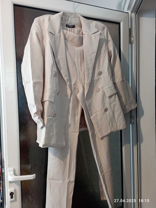 елегантен дамски костюм