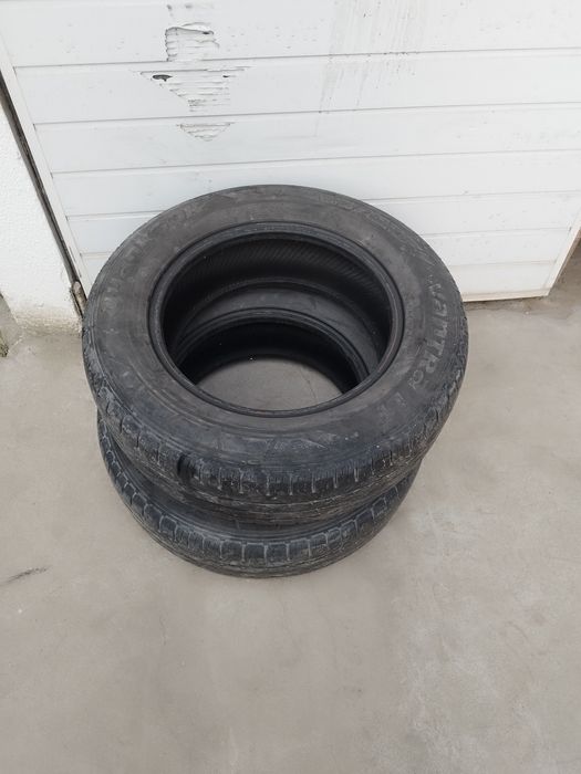 Vând 2 cauciucuri Hankook 215/65R16 vara