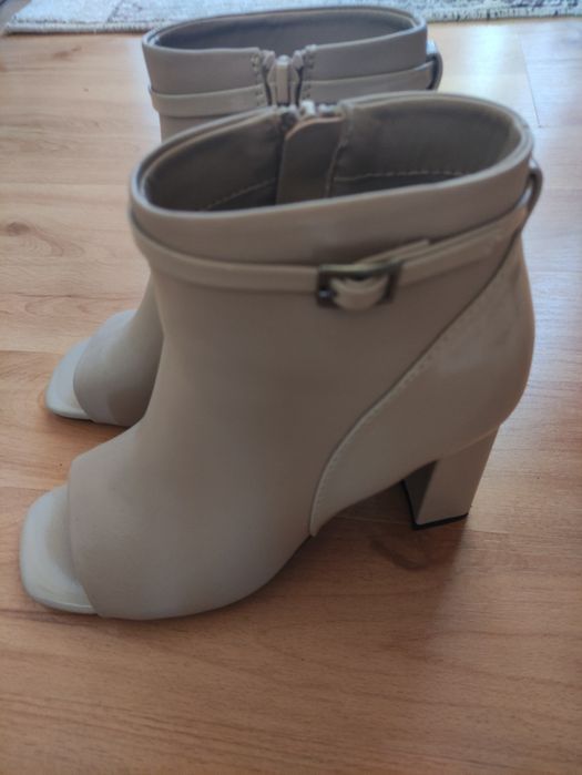 Botine dama,decupate in fata