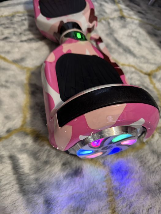 Hoverboard roz cu lumini și bluetooth (boxe încorporate)