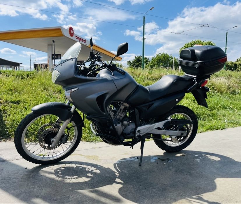 Honda Transalp 650 XLV – echipată (crashbar, topcase, cric central), fiabilă, pregătită de drum