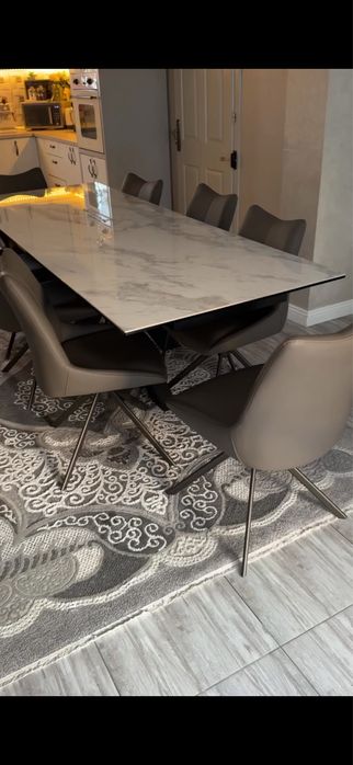Masă dining extensibilă + 8 scaune – design modern, stare excelentă