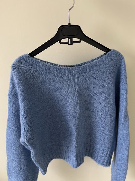 Теплый голубой свитер