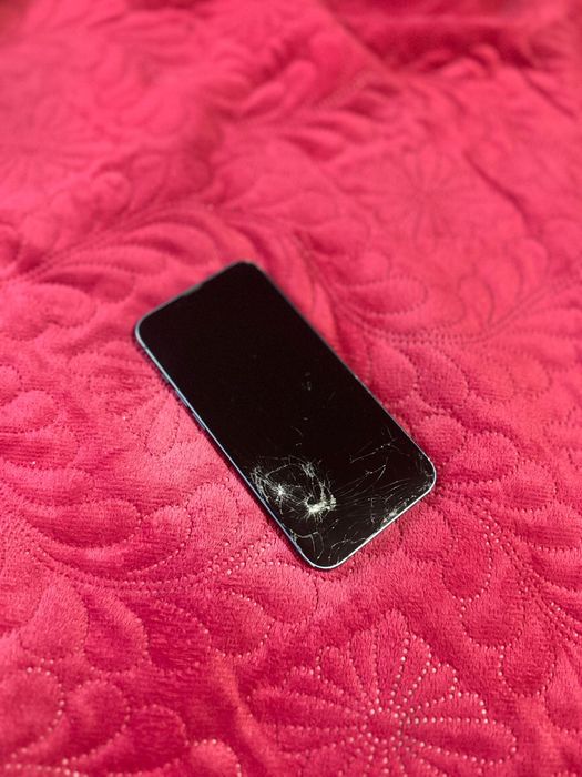 iPhone 13 128GB DEFECT .Funcțional. Ecran & spate sparte