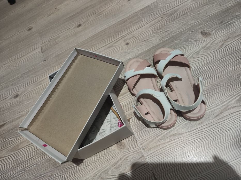 Sandale roz cu alb LC Waikiki