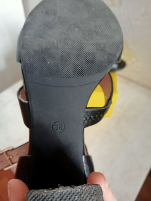 Продам босоножки