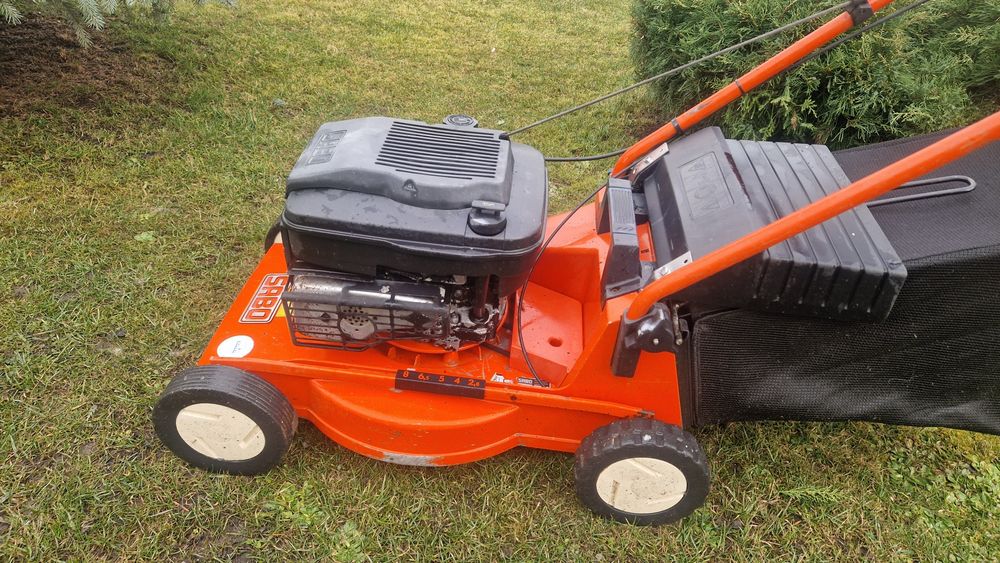 Vand masina de tuns iarba pe benzina