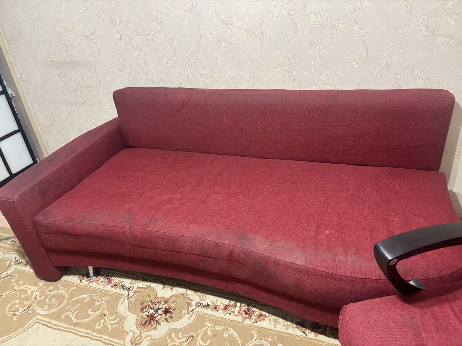 Продам диван б/у. В подарок пуф и кресло