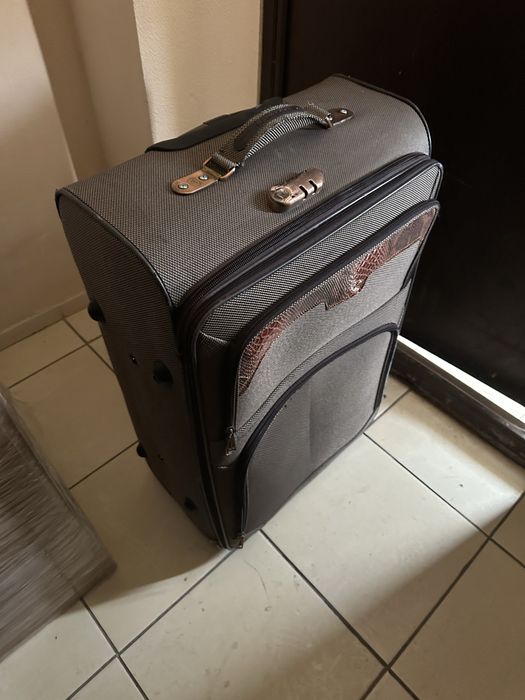 Продам недорого чемодан