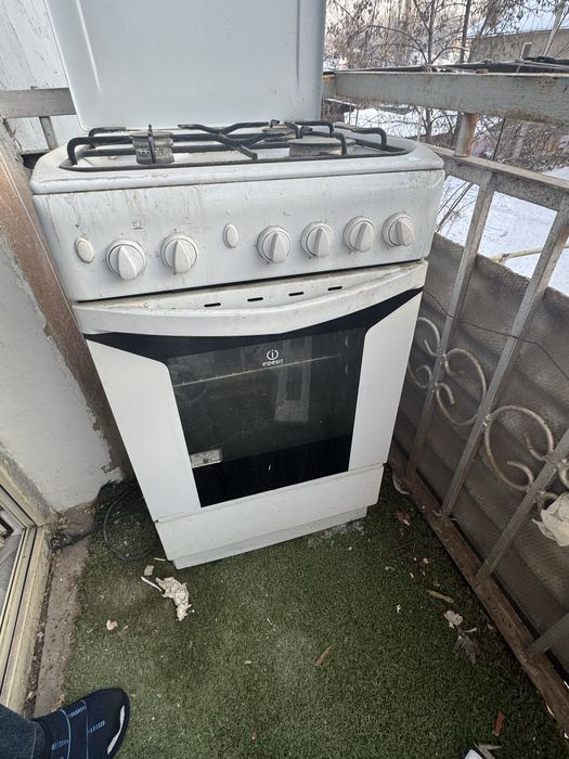 Продам газовую плиту indesit!
