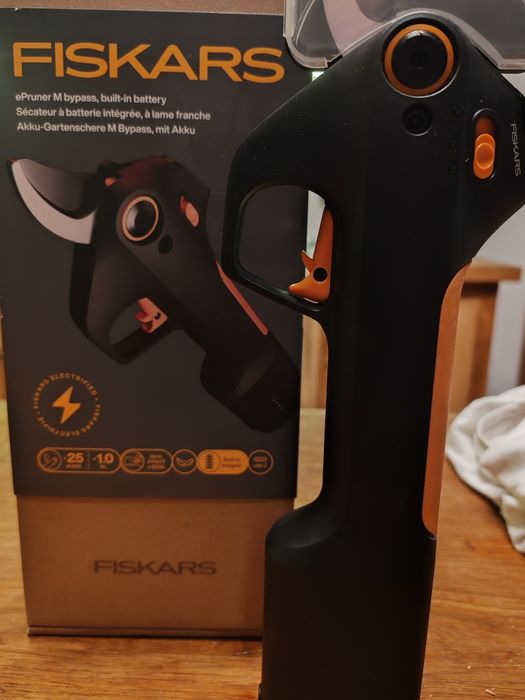 Foarfecă electrică Fiskars ePruner M – Nouă