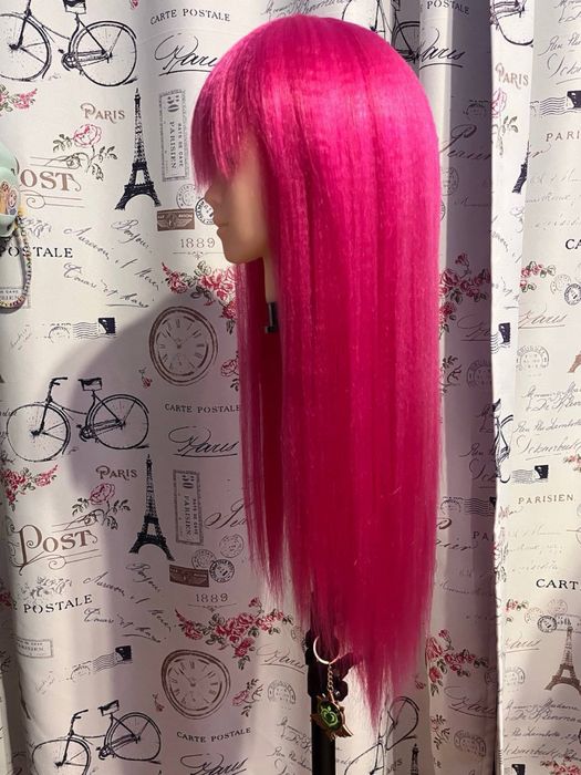 Розовый парик гофрирован