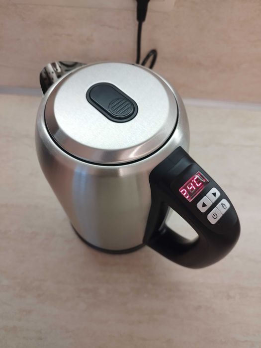 Чайник Електрическа кана Amazon Basics , 1.7л , Температурен контрол