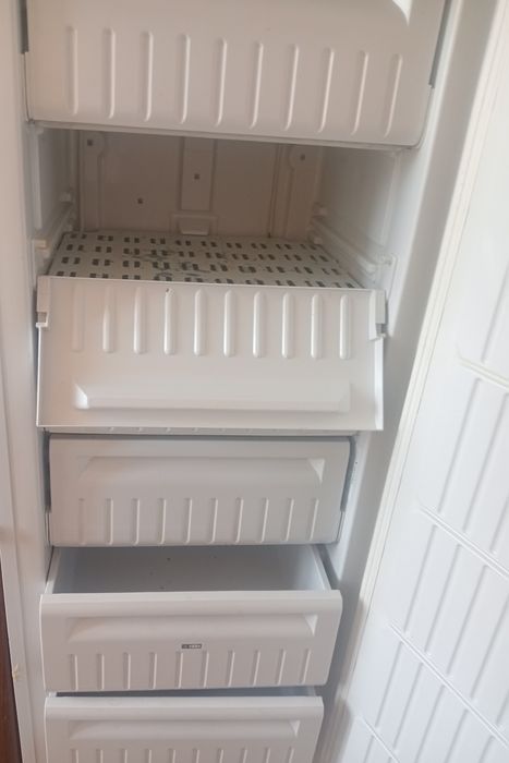 Морозильник белого цвета