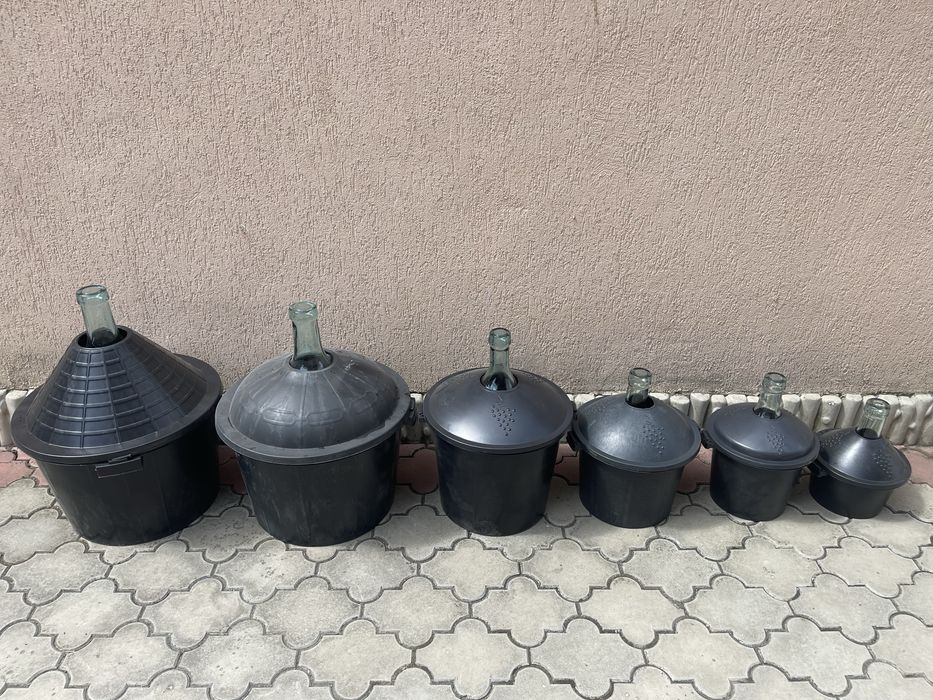 Damigeană din sticlă cu coș din plastic