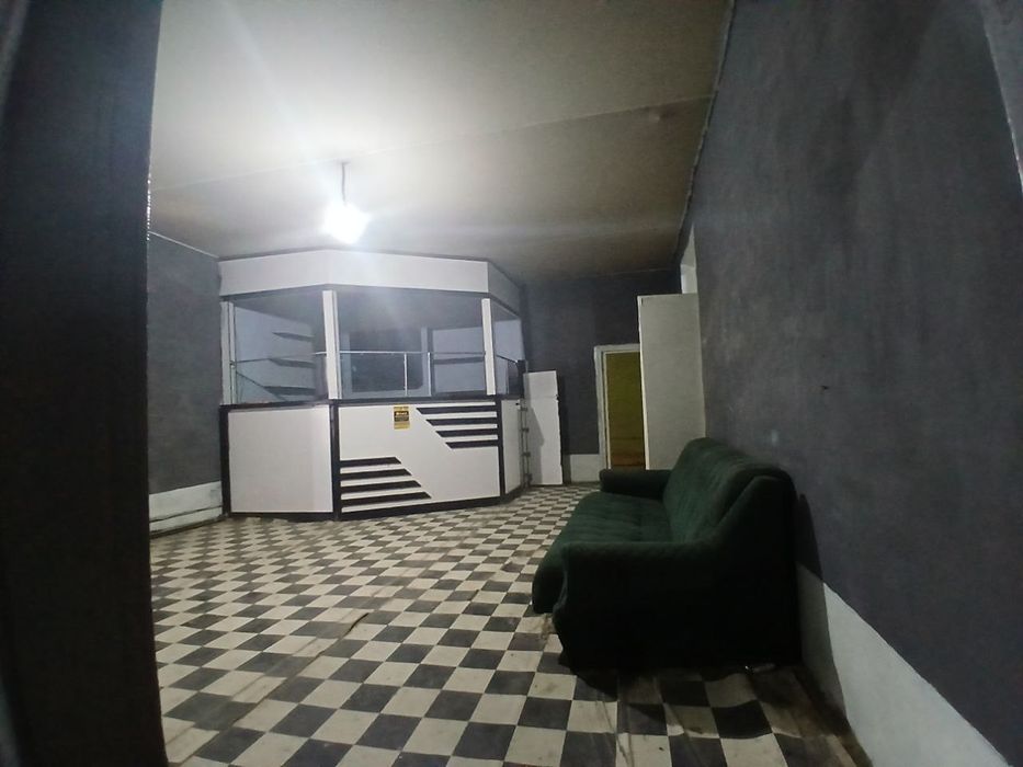 Guzor markazida joylashgan Zara magazin yonidan Dukon sotiladi