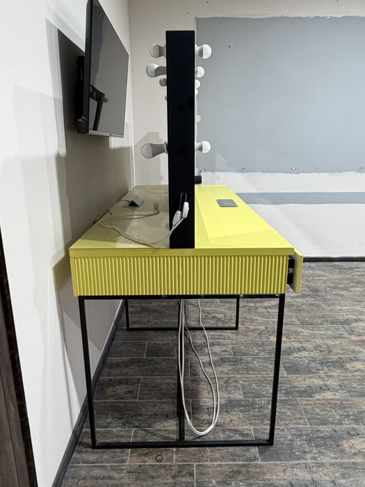 Стол для макияжа