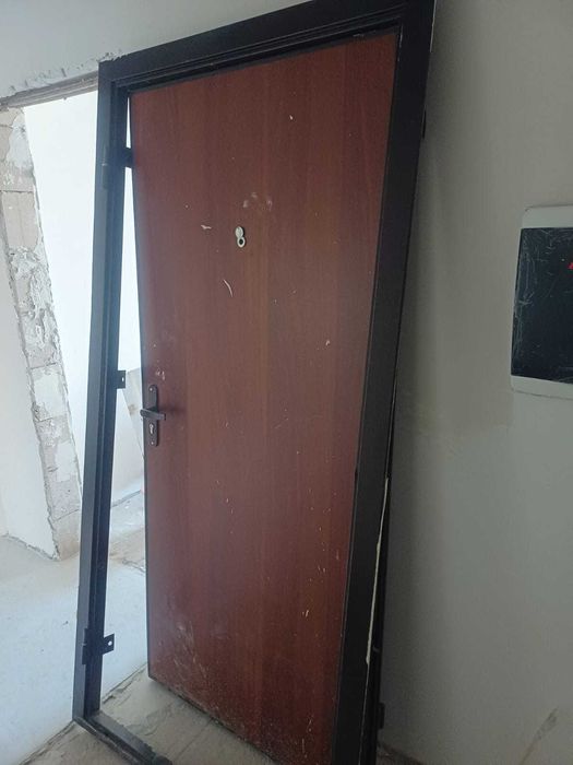 Продам входную дверь