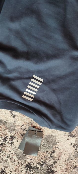 Vând bluza Armani noua