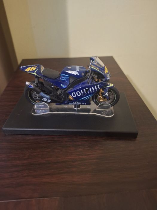 Macheta Valentino Rossi Yamaha YZR-M1 2004 1/18 1:18