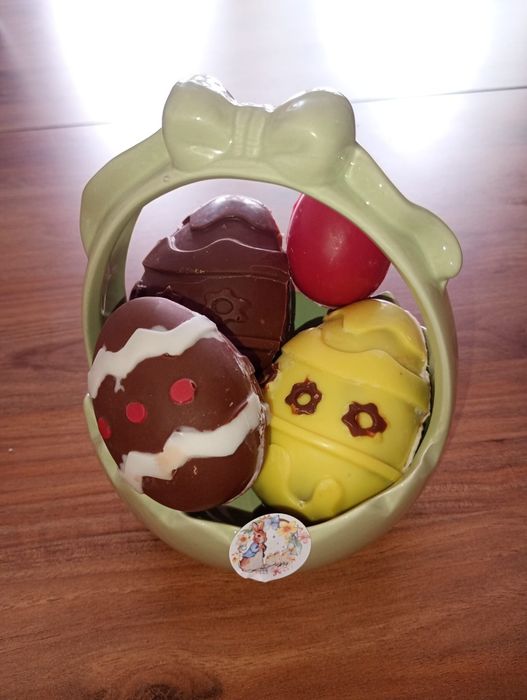 Coșulețe dulci de Paște – Ouă cu mousse ,fructe  și Ferrero Rocher