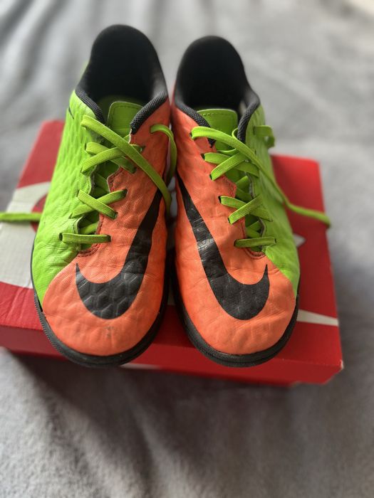 Футболни обувки за зала