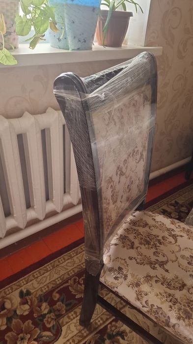 Стол орындығымен сатылады