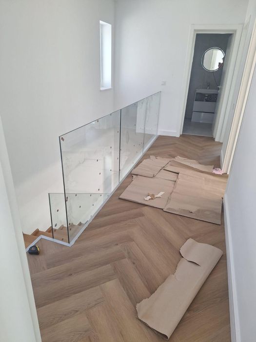 Balustrada din sticla securizata fixata lateral in conectori