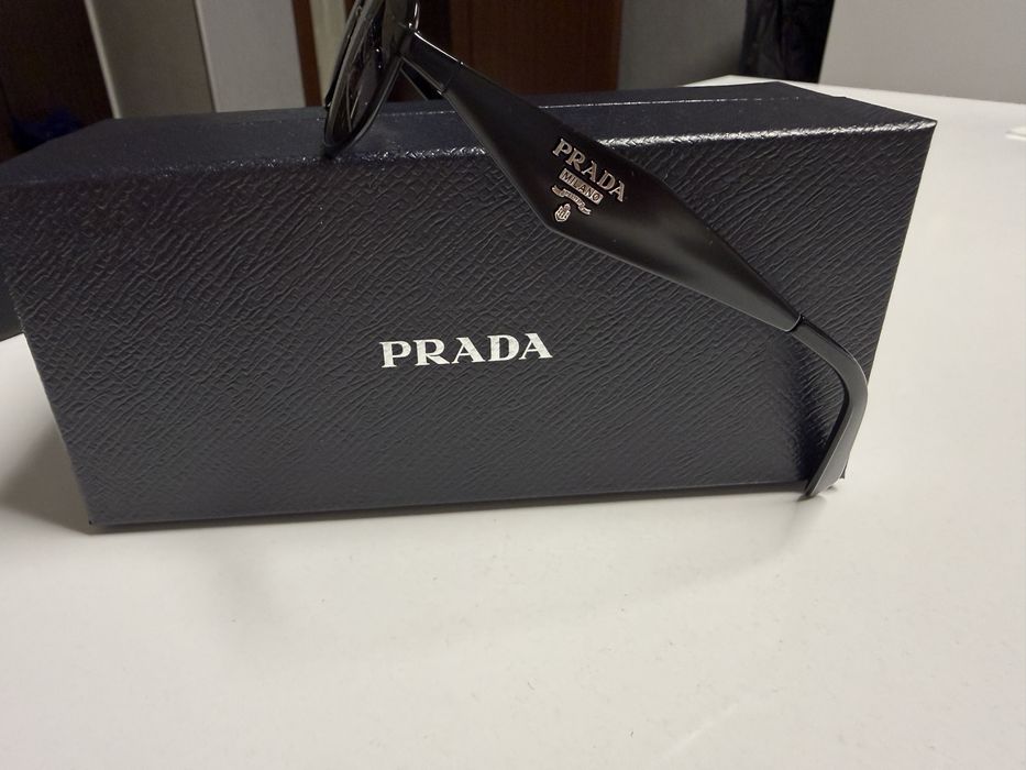 Слънчеви очила PRADA.