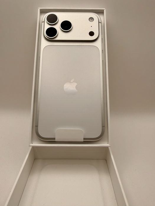 Apple iPhone 17 Pro Max 256GB – чисто нов, неактивиран, с документи