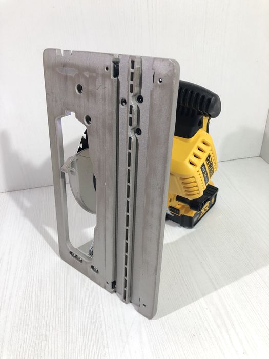 Circular Dewalt DCS 572