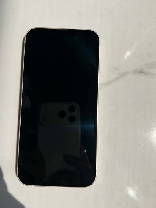 Два телефона iphone 14 и iphone 13