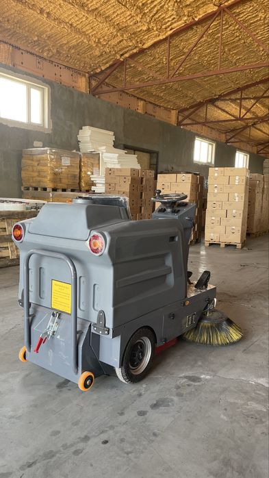 Подметательно уборочная машина