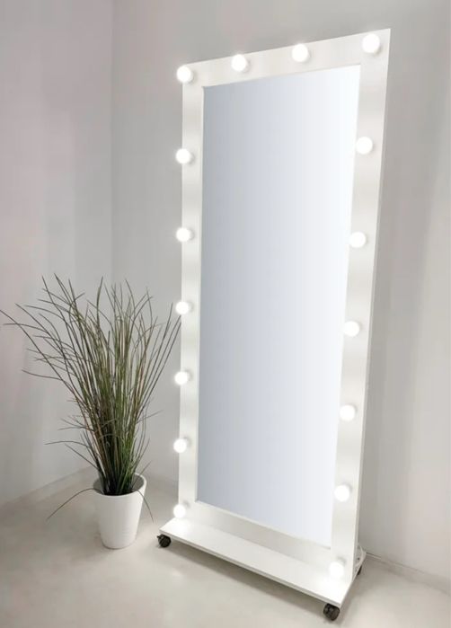 Зеркало с подсветкой на колесиках