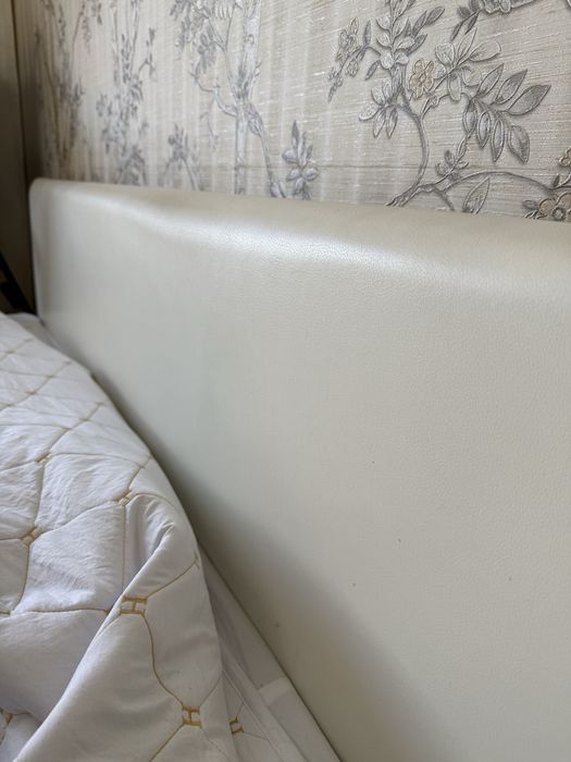 Продам кровать и стол