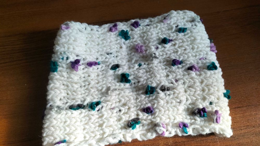 Продам вязанный комплект берет,варежки и снуд.Новый.