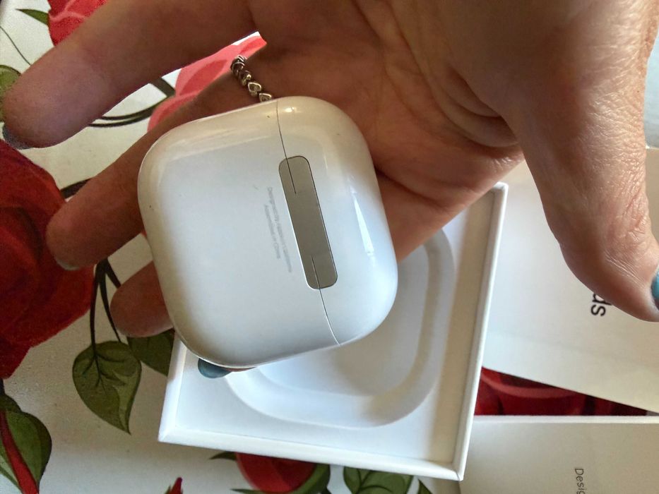 Слушалки AirPods 4