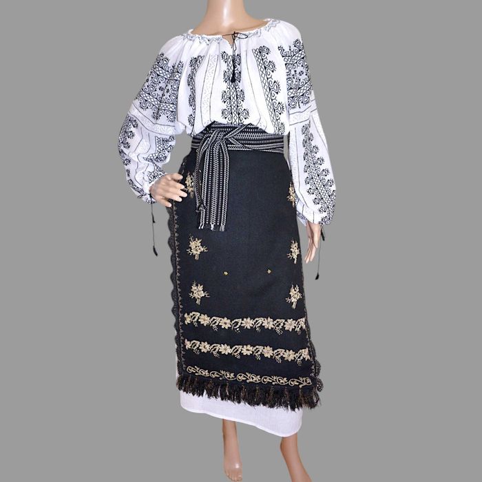 Costum popular lucrat manual cu catrinta veche fir metalic  masura M-L