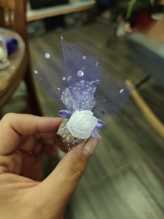 Сватбени късметчета (изработени според темата на сватбата; по желание)