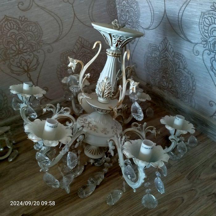 Люстры продаются 2 шт.