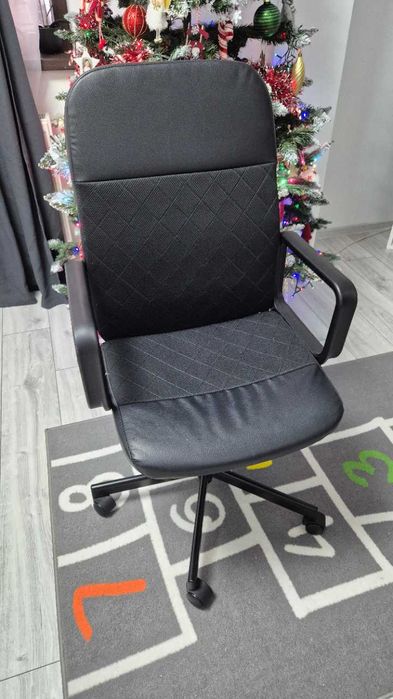 Scaun rotativ IKEA, Bomstad negru