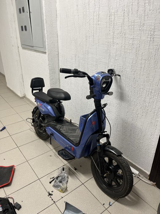 Продам скутер Ск8