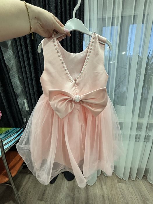 Продам платье на девочку ростовка 120