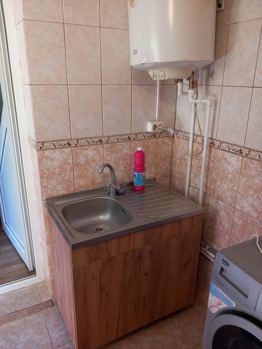 Închiriez garsoniera (la casa)