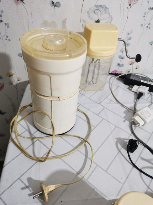 Электрическая соковыжималка-овощерезка,мороженница,блендер,мех.миксер