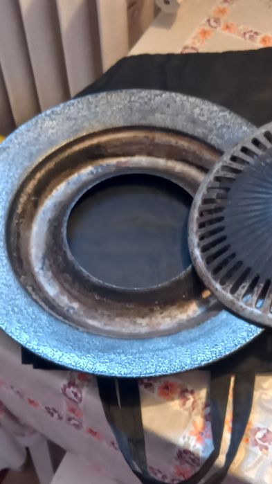 Vand grillul din imagini, stare f bună, metalic