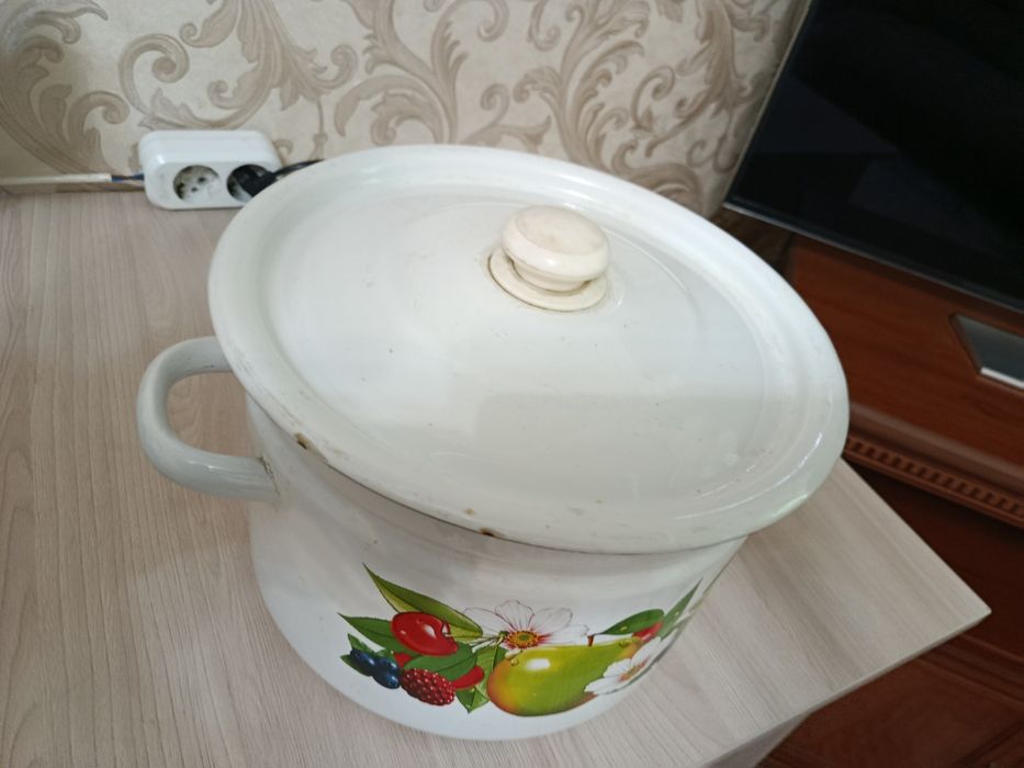 Кастрюля эмалированная, поднос.