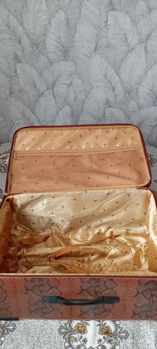 Отдам чемодан даром