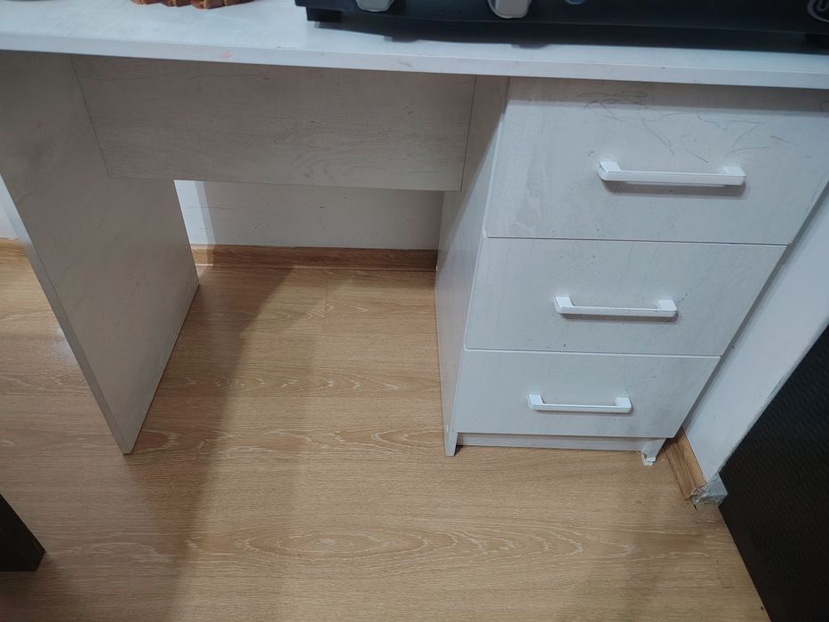 Парикмахерской стол, тумбочка и зеркала