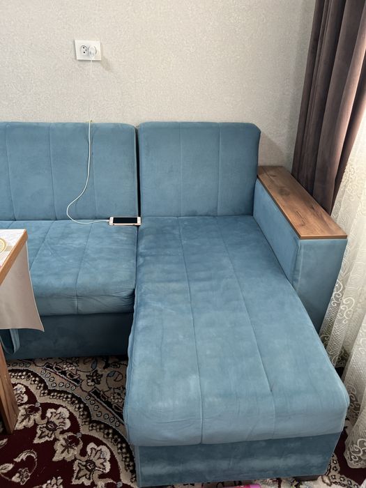 Sotaman srochna holati yaxshi 3 ta stul bor va stol bor